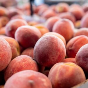 Pre-picked peaches at market