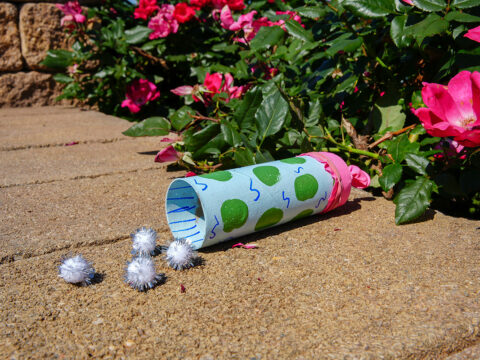 Paper pom-pom shooter
